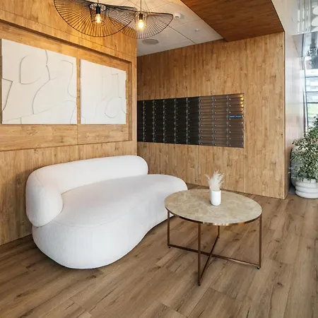 Amber & Wood 5 Min To Old Town Parking River View & Balcony By Uniquerent 아파트